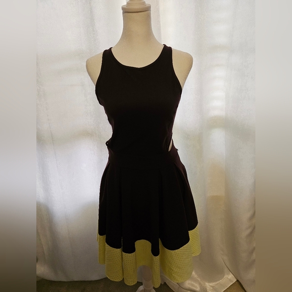 LULULEMON Women AWAY DRESS Purple Neon Yellow Perforated Skater Fit Flare Size 6 - Picture 2 of 10